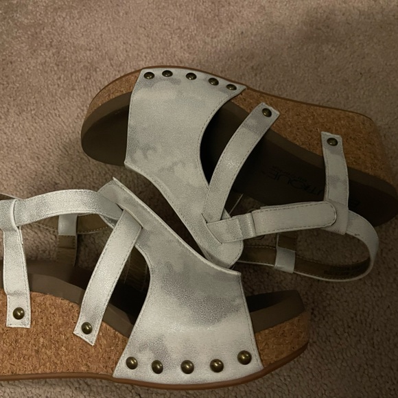 White metallic sandals size 7 - Picture 7 of 7